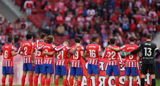 El Metropolitano se vuelca con las víctimas y sustituye el minuto de silencio por el himno de la Comunidad Valenciana
