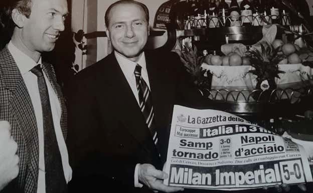 Silvio Berlusconi durante una cena en el Restaurante L'Assassino con la portada de La Gazzetta dello Sport tras una goleada del Milan.