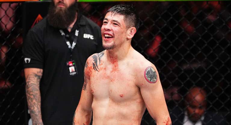 Brandon Moreno, tras su victoria sobre Albazi en el UFC Edmonton.