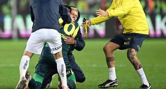 Nuevo show de José Mourinho, con celebración de rodillas, provocación y una amenaza: «Si me lo hubieran contado todo, no habría venido al Fenerbahçe»