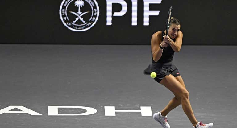 Sabalenka golpea la bola en el partido ante Qinwen Zheng.