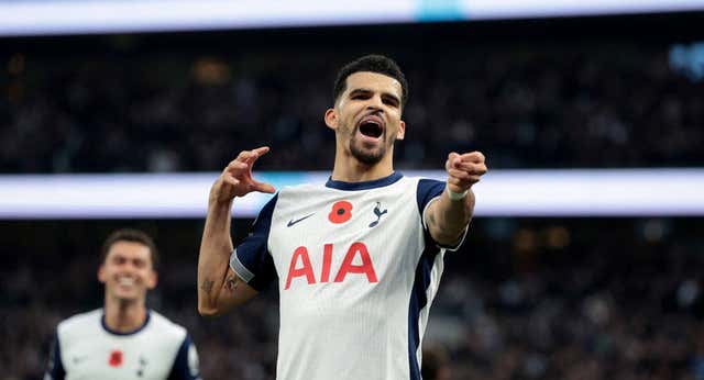 Solanke pone el broche en la semana negra de Emery