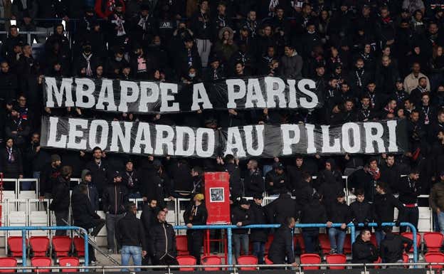 Aficionados del PSG pidiendo que Mbappé se quedase y Leonardo saliese del club.  Reuters