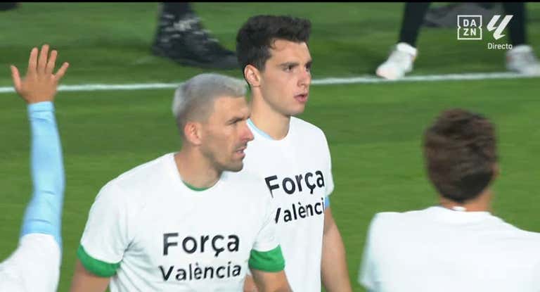 Vicente Guaita y Douvikas, con las camisetas de apoyo a Valencia.