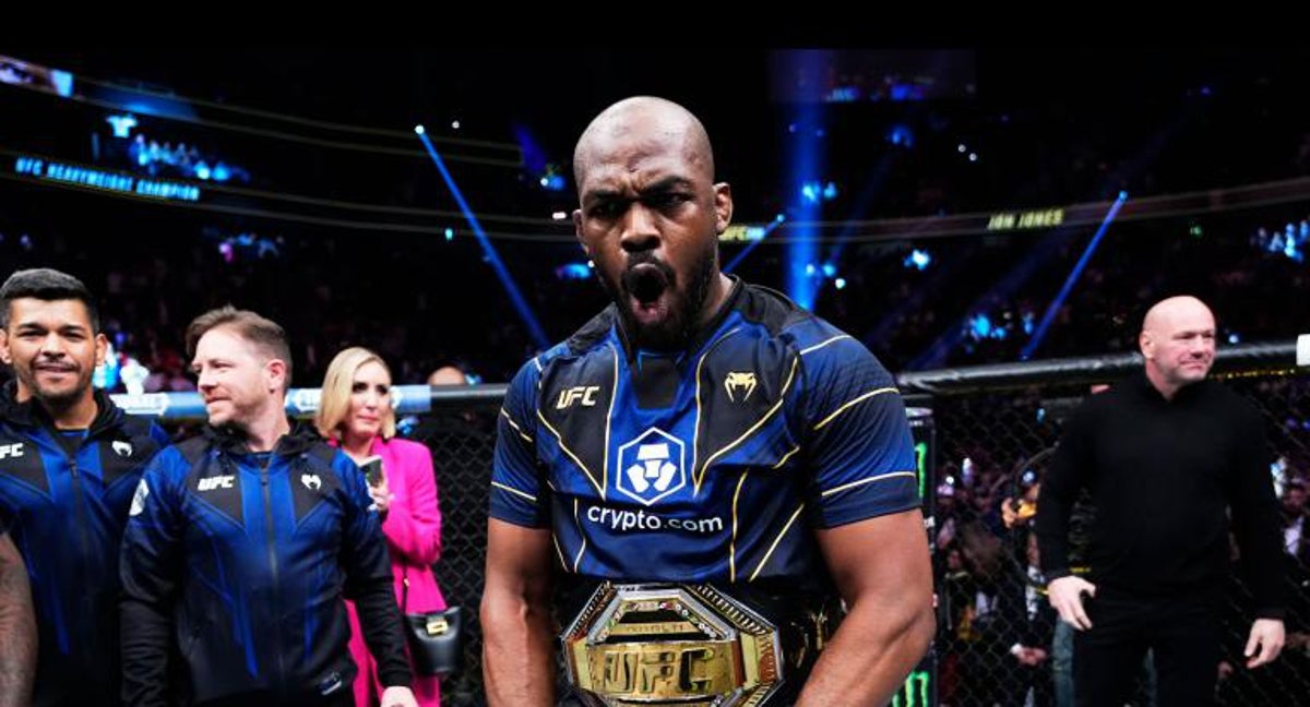 Jon Jones festeja su victoria en el UFC 285.