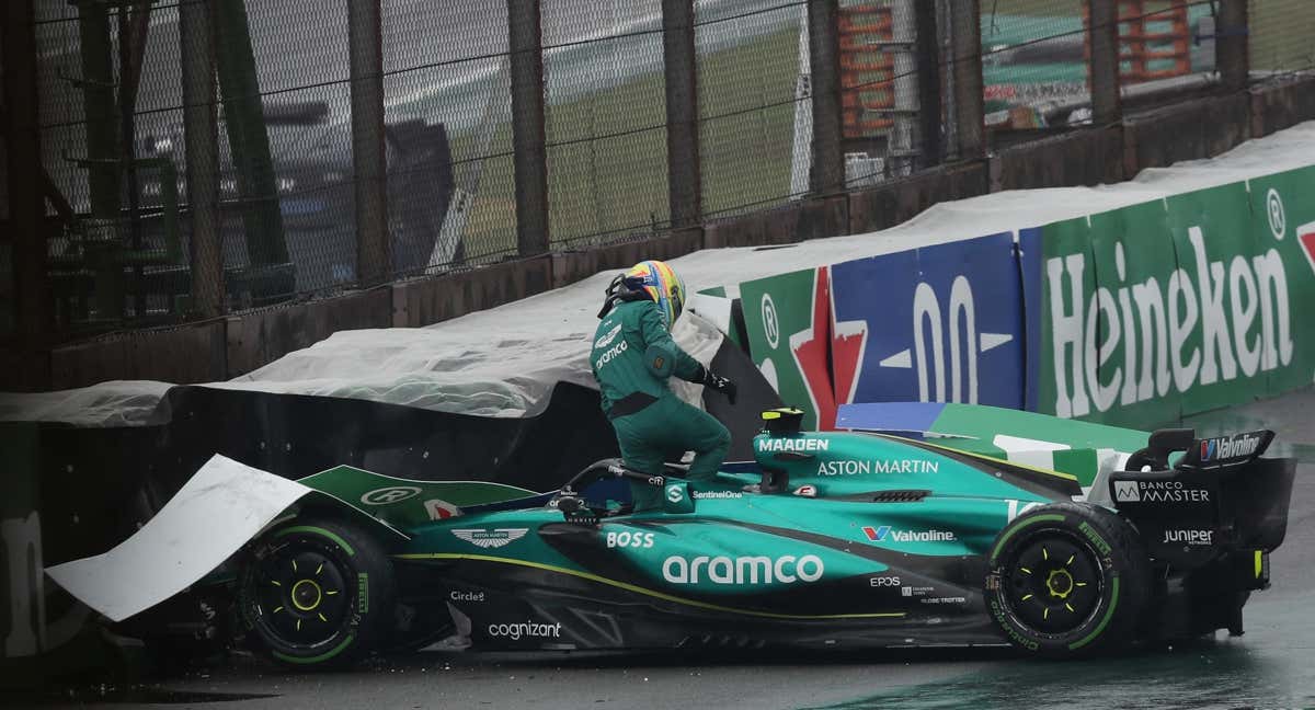 Alonso, saliendo de su coche tras el accidente de Interlagos./REUTERS