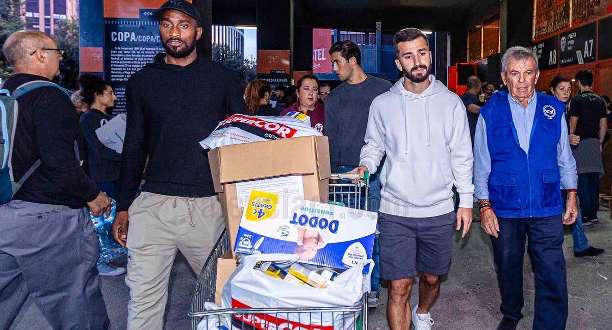 Gayà, Foulquier y de fondo Jesús Vázquez, ayudando en Mestalla.