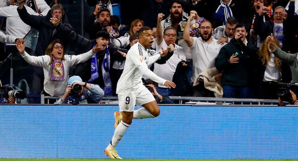 Kylian Mbappé celebra un gol con el Real Madrid en el Santiago Bernabéu.
