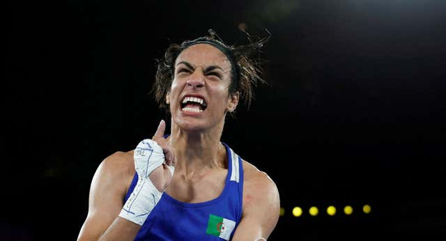 La boxeadora argelina Imane Khelif planta cara y planea acciones legales contra la publicación de que tiene “testículos internos” y la IBA los da por válidos