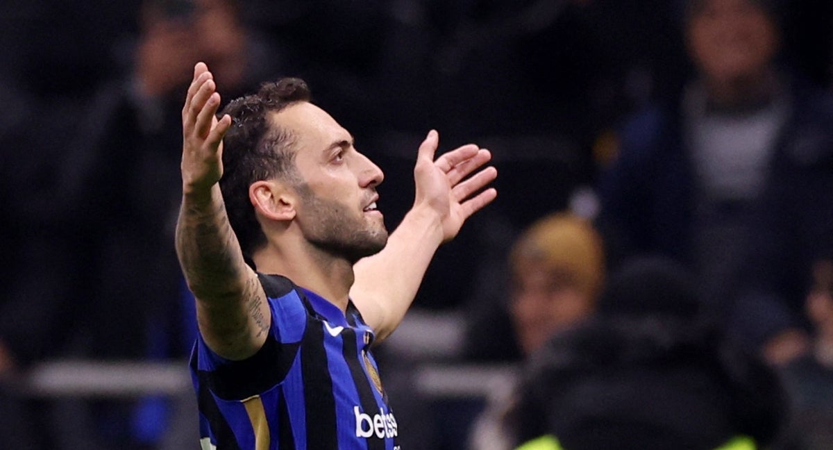 Hakan Calhanoglu celebrando el gol de penalti.