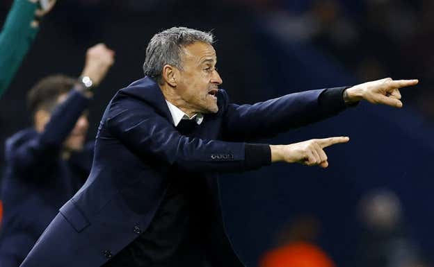 Luis Enrique da instrucciones desde la banda. REUTERS