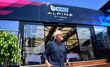 A Flavio Briatore no le tiembla el pulso con 300 empleados y deja un recado a Aston Martin: «Llegué cuando éramos 1.150 y ahora somos 850»