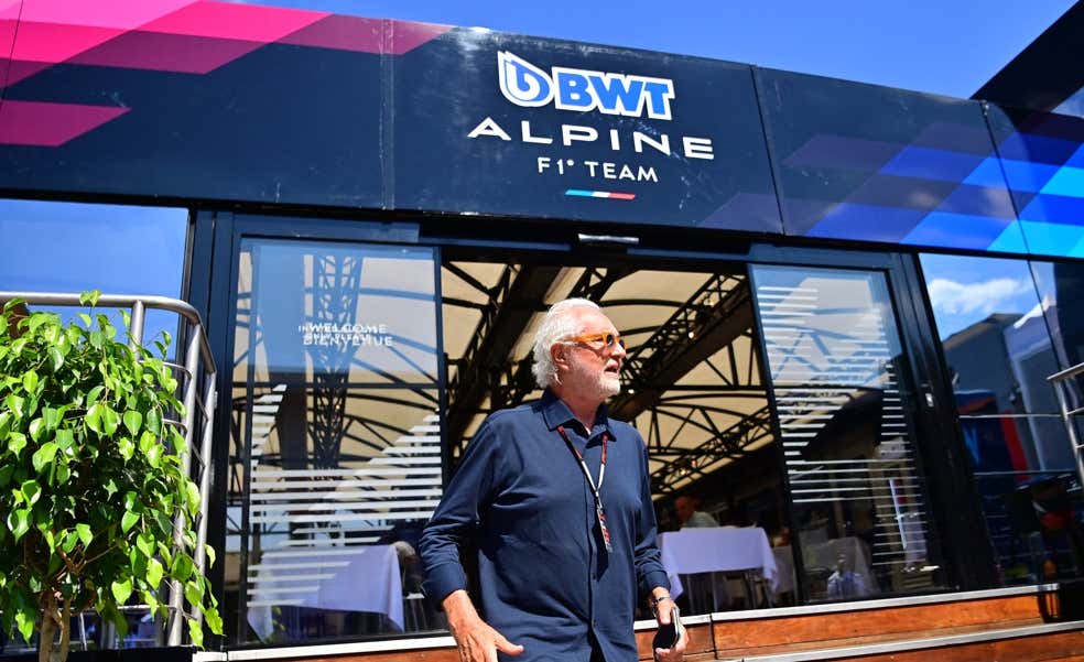 A Flavio Briatore no le tiembla el pulso con 300 empleados y deja un recado a Aston Martin: «Llegué cuando éramos 1.150 y ahora somos 850»
