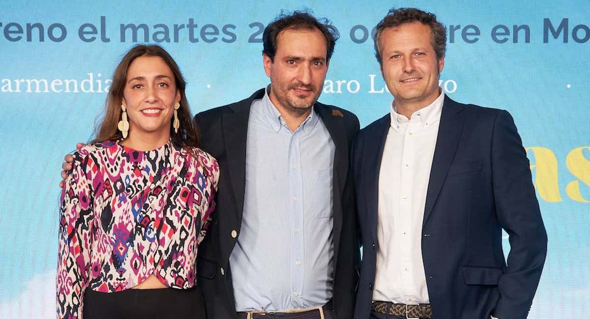 Isabel Delclaux, a la izquierda, en la presentación de Traineras.