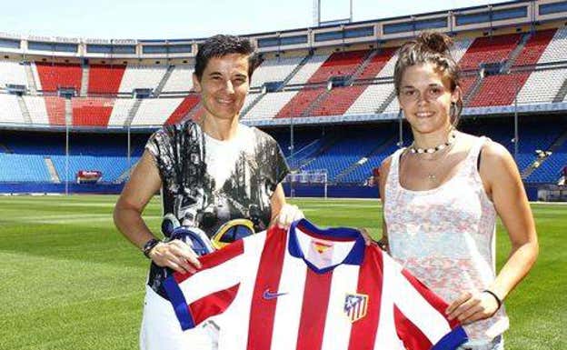 Lola Romero, responsable del Atlético femenino, posa con Mapi León en el Calderón tras su fichaje en 2014.  ATLÉTICO DE MADRID