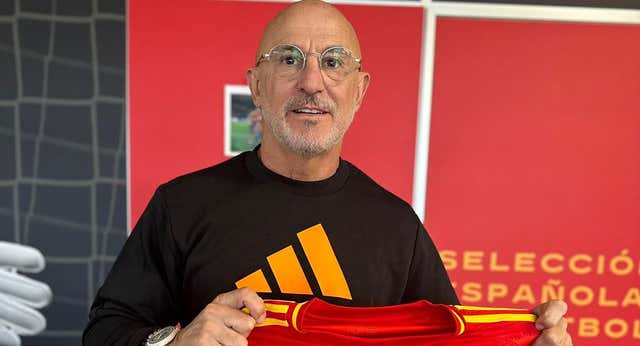 Una subasta benéfica con Arturo Valls, Luis de la Fuente o Kempes para ayudar a los afectados por la DANA: «¿La de Villa del Mundial? Los japoneses pagan una pasta por la de Kubo»