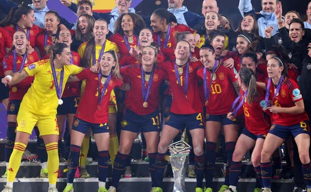 La Selección celebrando el título de la Nations League femenina.  UEFA