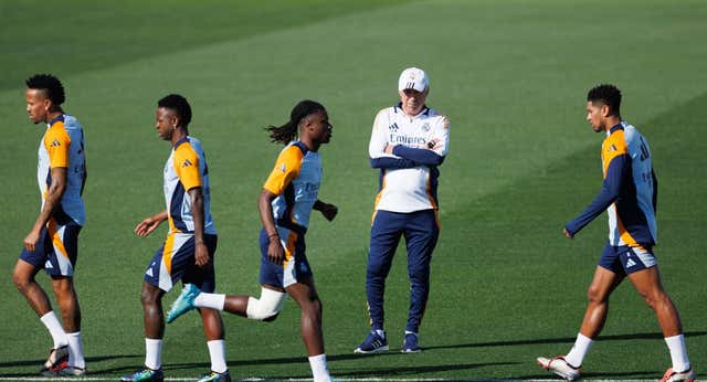 Un profesor de Harvard visita a Ancelotti para que mejore sus charlas en los descansos: «Los jugadores están solos, bebiendo, es difícil»