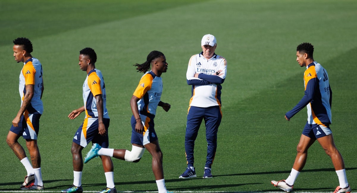 Ancelotti presencia el entrenamiento del Real Madrid.