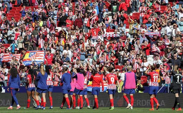 Las jugadoras del Atlético de Madrid saludando a la afición.  EFE