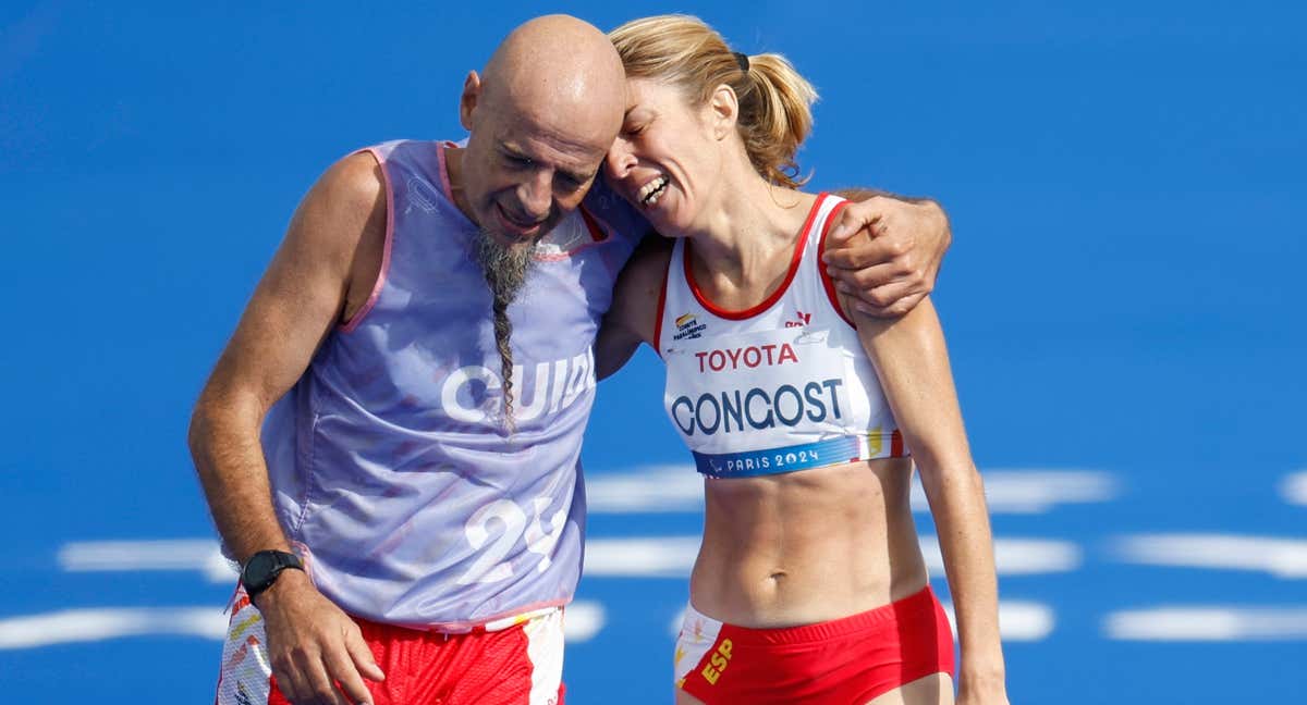 Elena Congost junto a su guía Mia Carol en la línea de meta del Maratón.