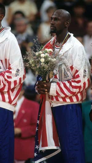 Michael Jordan con la bandera. GETTY