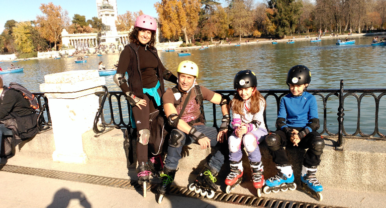 Beatriz Merino, Constantino Nieto, Aělvaro Nieto y Adriana Nieto patinando en el Retiro.