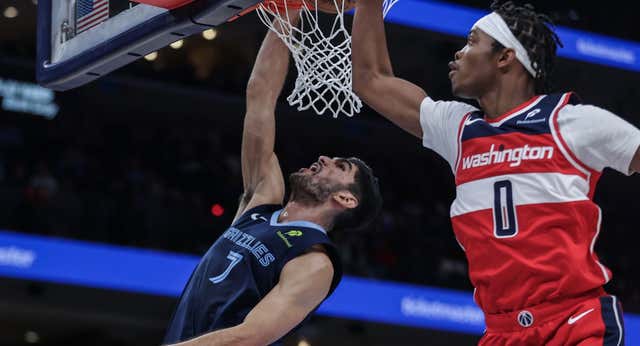 Santi Aldama ‘machaca’ hasta la victoria y LeBron se aprovecha de la falta de liderato de los 76ers