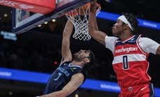 Santi Aldama 'machaca' hasta la victoria y LeBron se aprovecha de la falta de liderato de los 76ers
