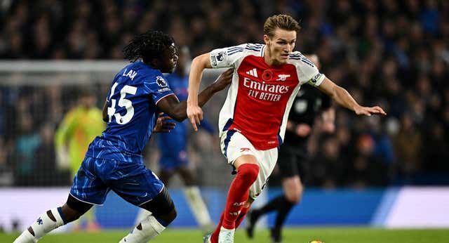 Odegaard cambia la cara del Arsenal… pero el Liverpool se escapa