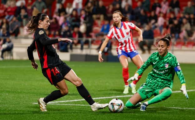 Aitana Bonmatí ante Lola Gallardo.  EFE