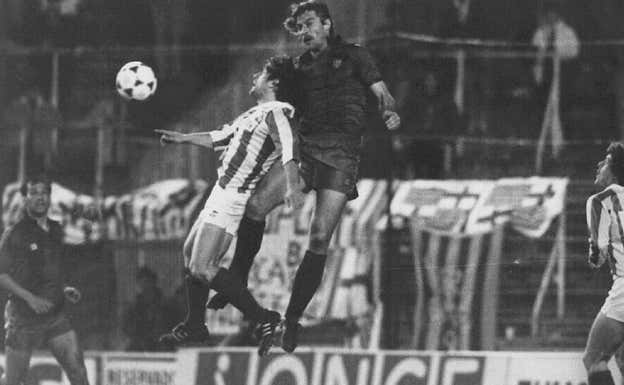 Bakero salta con Migueli en un duelo entre Real y Barça de aquella temporada. Archivo