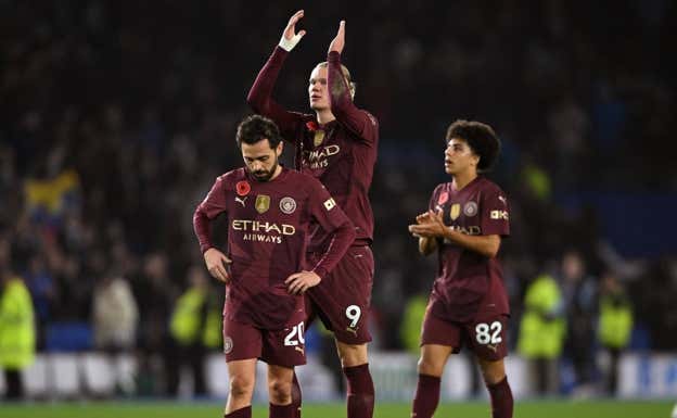 Los futbolistas del Manchester City, al final del partido. EFE