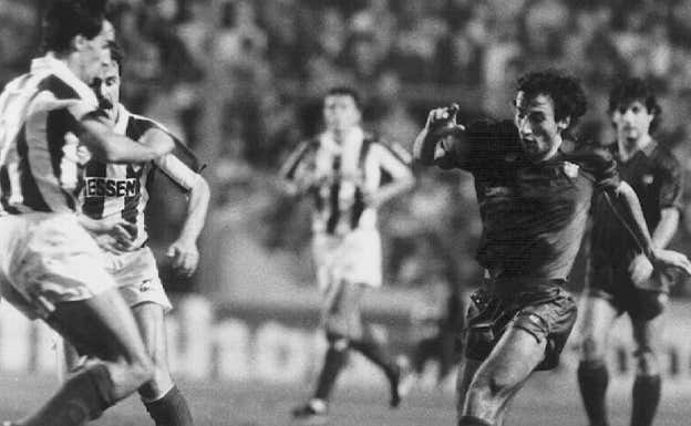 Górriz y Larrañaga defienden a Txiki Begiristáin, con Bakero de fondo. Archivo