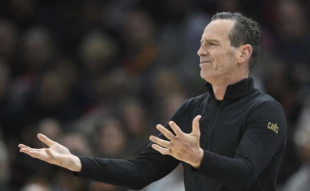 Kenny Atkinson durante el partido ante los Nets. Reuters