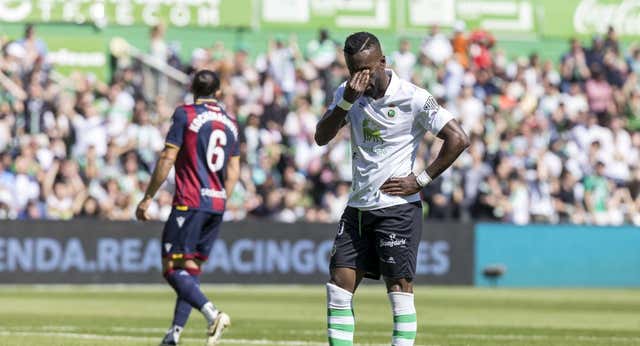 Los árbitros viven el fin de semana de los horrores en el fútbol español con un colegiado escoltado, agresiones, racismo y vaciles: «No soy Policía»