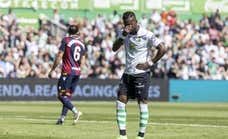 Los árbitros viven el fin de semana de los horrores en el fútbol español con un colegiado escoltado, agresiones, racismo y vaciles: «No soy Policía»