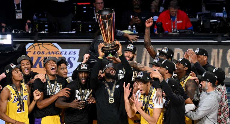 LeBron James levanta el trofeo del In Season Tournament conquistado el año pasado.
