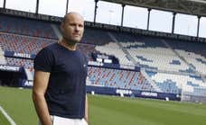 Mateu Lahoz se emociona con la ola de solidaridad que recibe Valencia: «Ahora empiezo a entender el significado de las camisetas de fútbol»