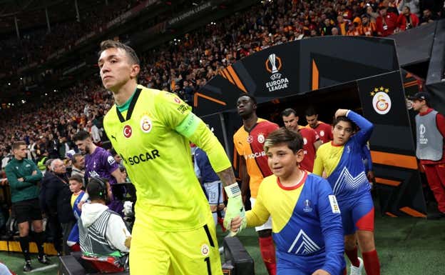 Muslera salta al campo en un partido del Galatasaray.  Reuters
