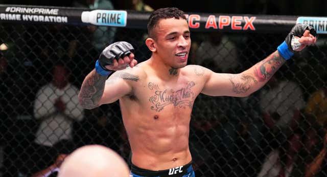 Carlos Prates brilla en la centena de Fight Nights en el UFC Apex