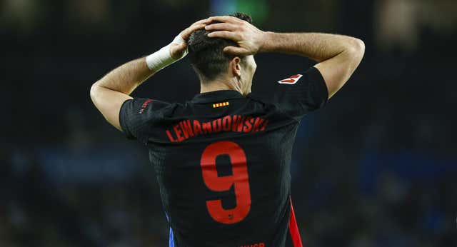 El responsable del VAR defiende la actuación en el gol de Robert Lewandowski mientras Gaspart clama contra él: «Si no nos creemos las imágenes…»