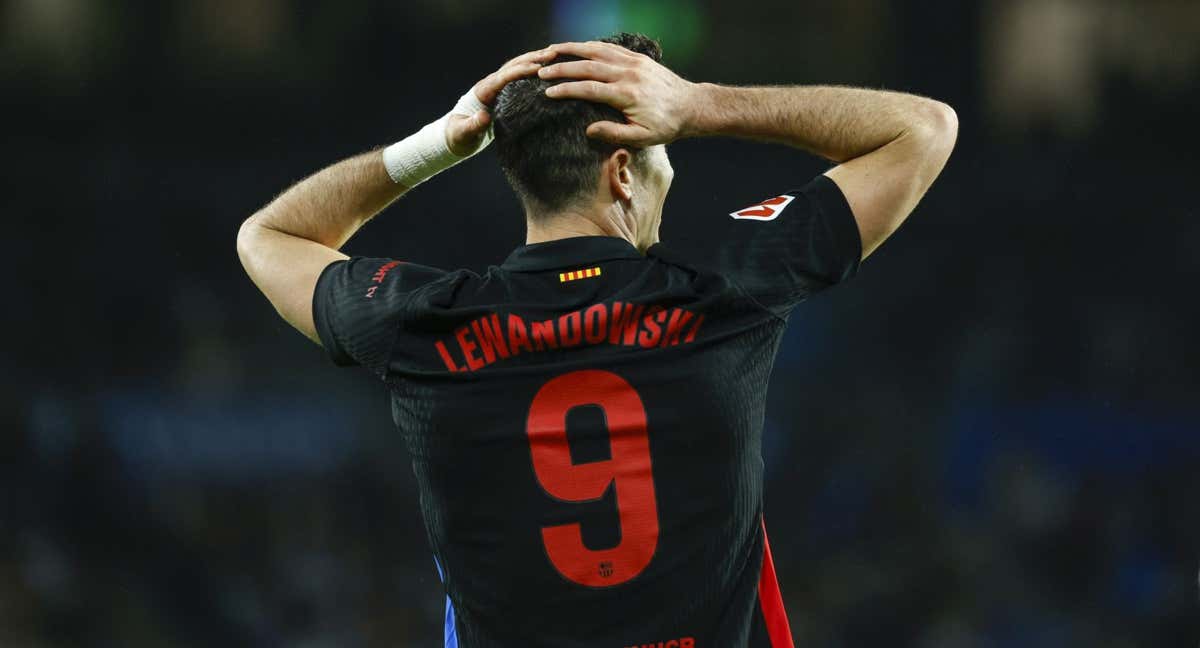 Robert Lewandowski tras ver que el VOR anulaba el gol ante la Real Sociedad.