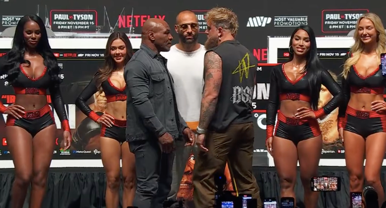 Mike Tyson y Jake Paul, cara a cara, durante la conferencia de prensa previa a su pelea.