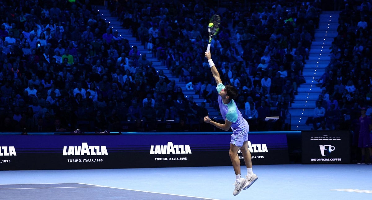 Carlos Alcaraz saca durante las ATP Finals 2024 en Turín.