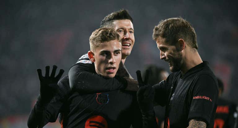 Iñigo Martínez y Lewandowski celebran el gol de Fermín en Belgrado.