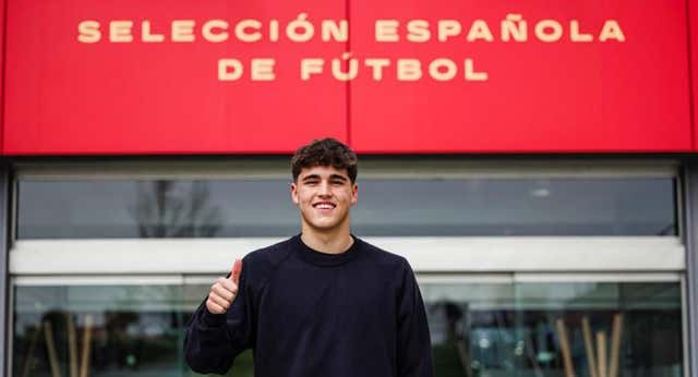 Luis de la Fuente ‘ficha’ a Cubarsí para sustituir al lesionado Pau Torres