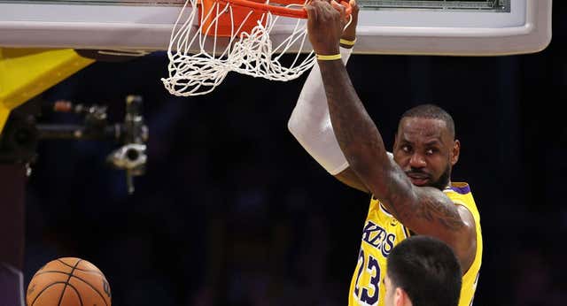 Santi Aldama se rinde a la eternidad de LeBron James: tercer triple-doble seguido a los 39 años