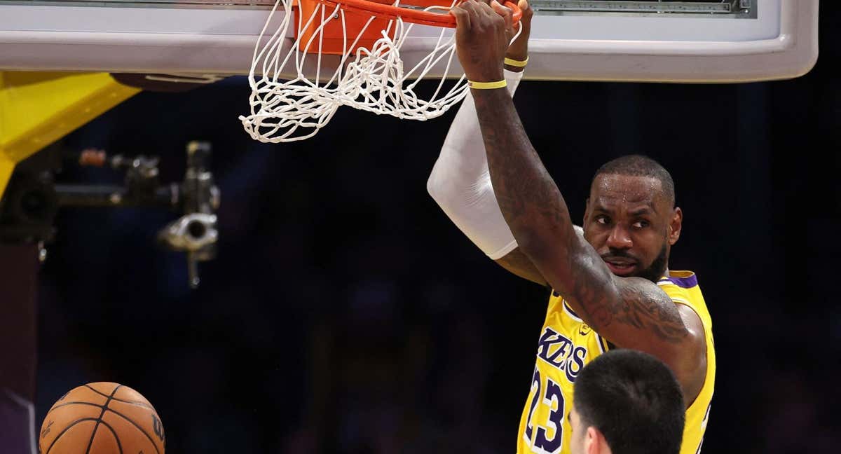 LeBron James machaca ante los Grizzlies.