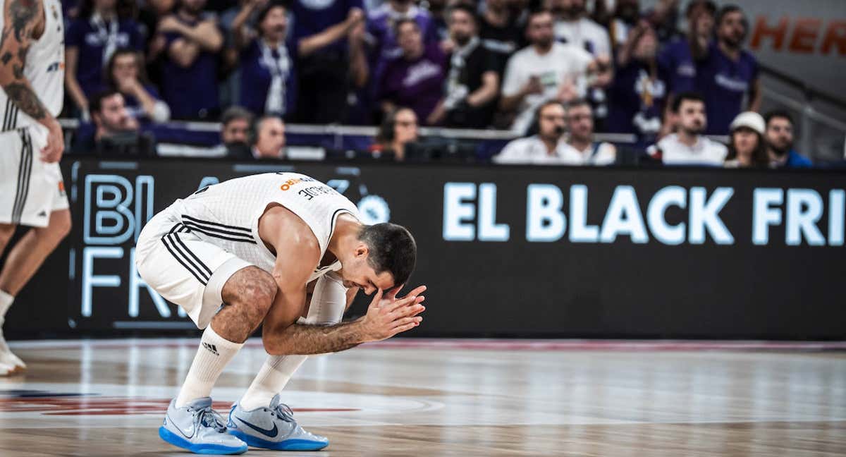 Abalde se lamenta de una jugada durante el partido ante el Efes.